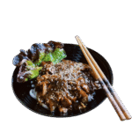 Fideos con salsa oscura y guarnición